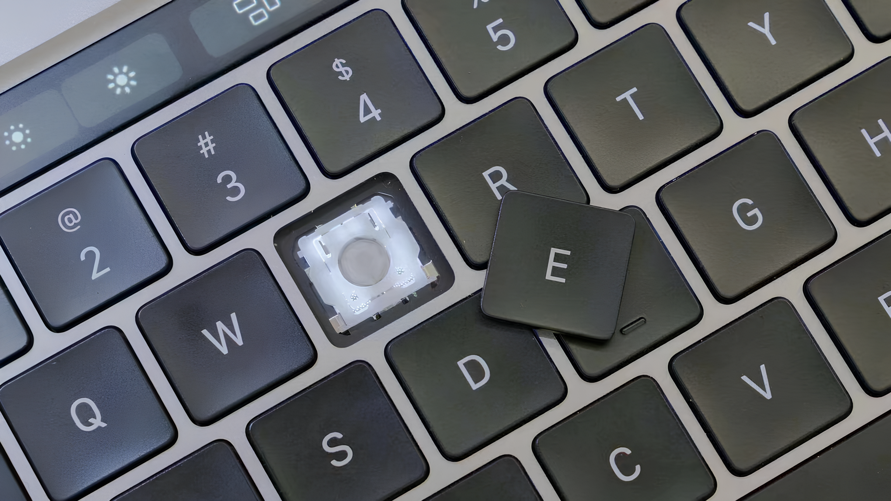 Заміна однієї кнопки на MacBook