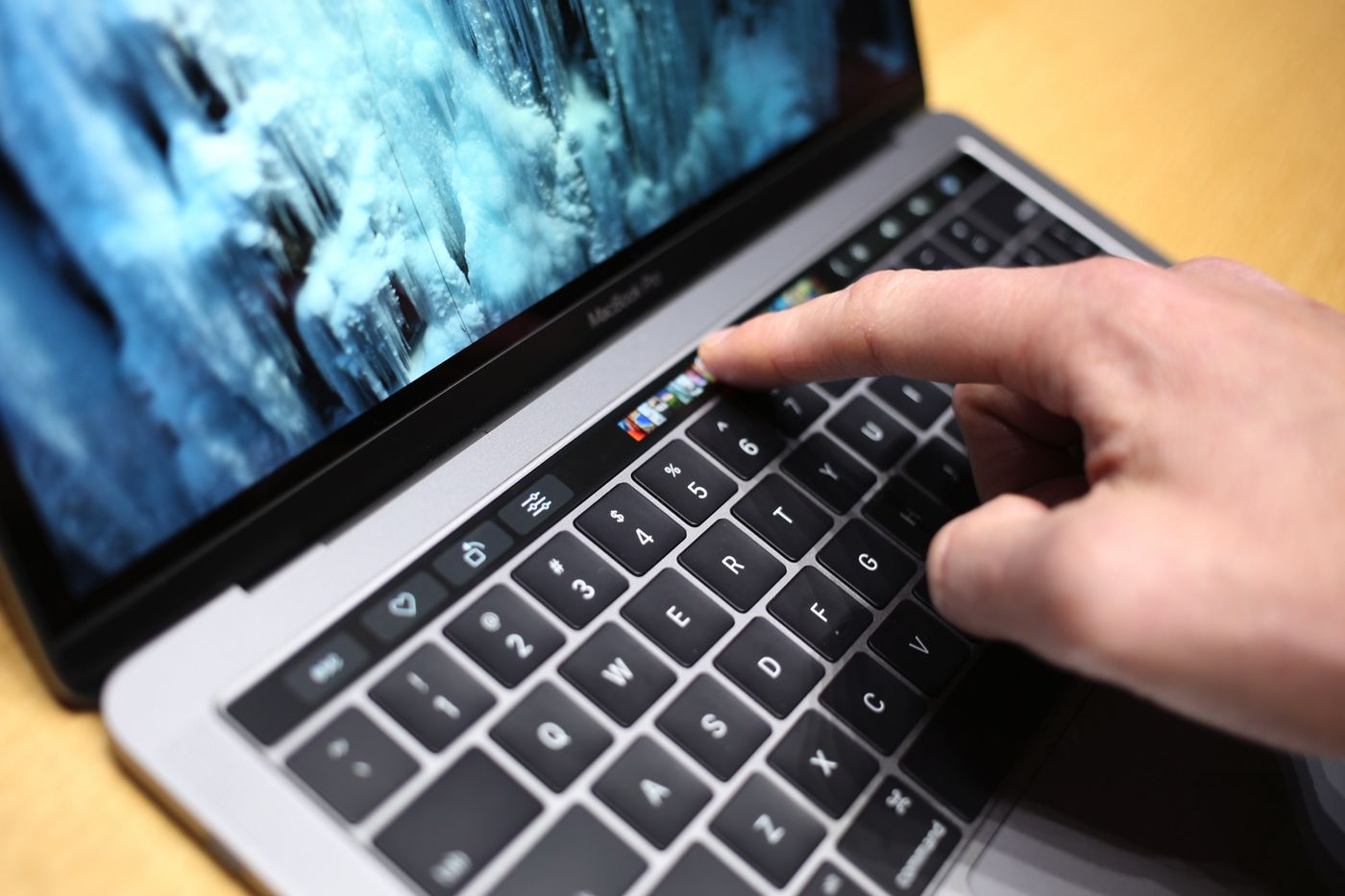 Touch Bar для MacBook Pro – тільки оригінальні комплектуючі